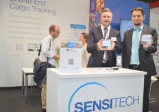 Andreas Tittel and Frank Gleitsmann from Sensitech. They show the TempTale Geo Ultra, which can measure humidity and temperature, among other things. The Ultra is suitable for air freight. The LTE is suitable for measuring transport by rail, truck and ship